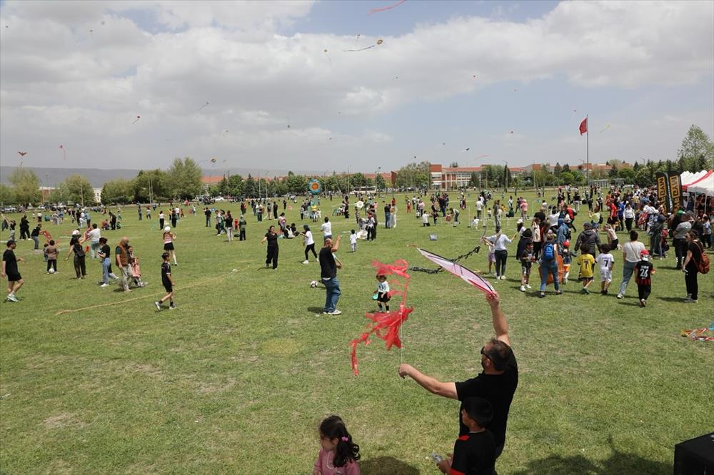 Geleneksel ESTÜ Uçurtma Şenliği Eskişehir Halkının Yoğun İlgisiyle Gerçekleşti