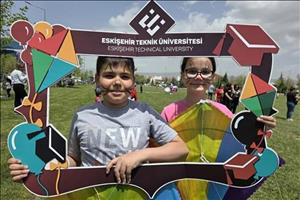 135c99a7-2e6f-4ddf-9d6c-76f873bd3426-bugun-estu-2025-ucurtma-senliginden-en-guzel-anlari-sizin-icin-bir-araya-getirdik!-hem-cocuklar-(6).jpg